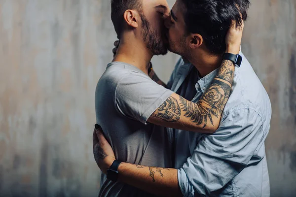 Gay casal desfrutar juntos dentro de casa, beijar cada outros — Fotografia de Stock