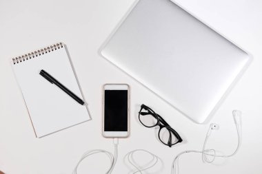 Blogger işini bitirdi. üstten görünüm vurdu