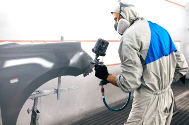 Adam koruyucu kıyafet ve maske resim araba detay sprey kompresör kullanarak