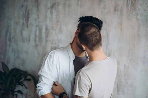 Gulligt par njuta av samhörighet inomhus, kyssa varandra — Stockfoto