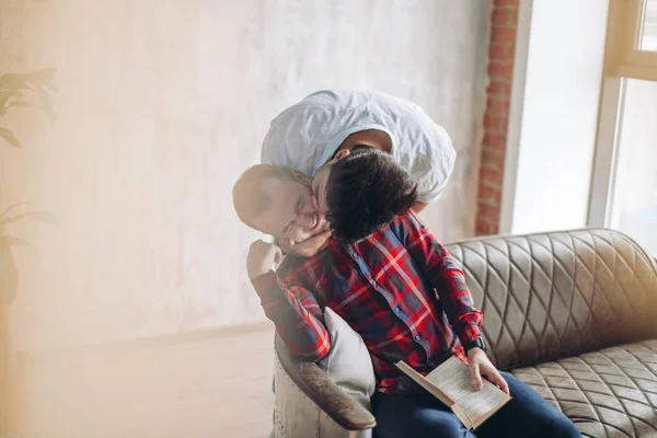 Cay coppia godere insieme al chiuso, baciarsi a vicenda — Foto Stock