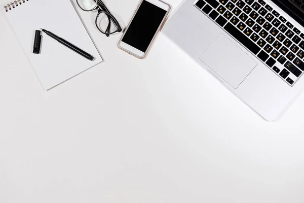 Acsessories on the table voor werkende mensen — Stockfoto