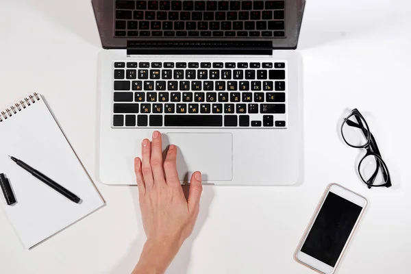 Secretaris werkt met laptop — Stockfoto