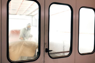 Servis merkezinde ayrıntılı arabanın restorasyon boyası
