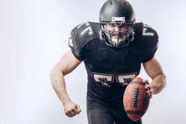 Oyun kurucu profesyonel bir futbol maçında top atıyor.