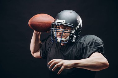 Oyun kurucu profesyonel bir futbol maçında top atıyor.