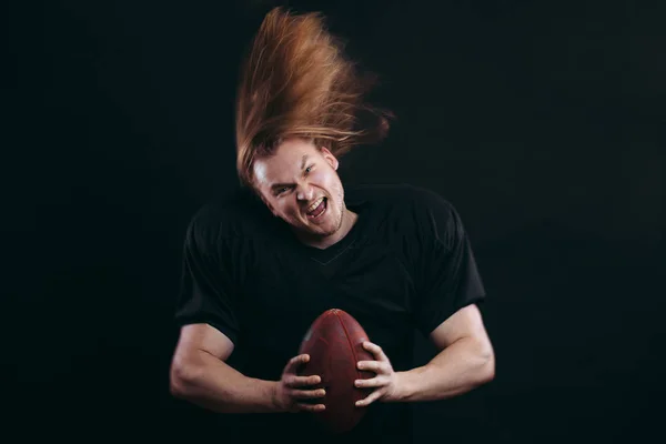 Quarterback lancer un ballon de football dans un match de football professionnel — Photo