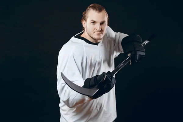 Jugador de hockey dispara el disco y los ataques, aislado sobre fondo negro. —  Fotos de Stock