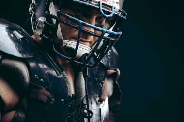 Kask takan ve koruyucu kalkan takan Amerikalı futbolcu.