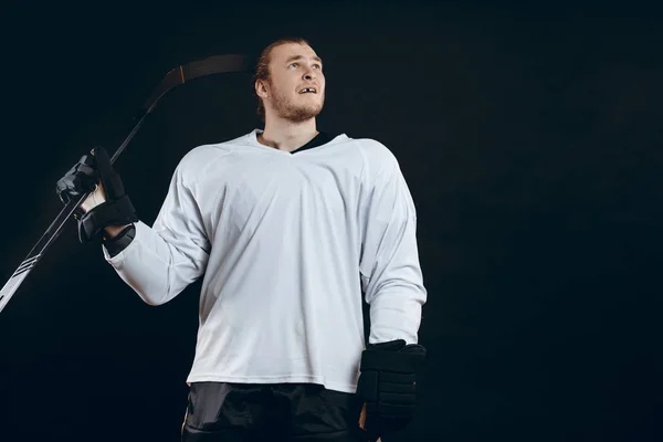 Уважний Хокеїст Слухати Голос Спортсмена Стоїть Хокейною Палицею Чорному Тлі — стокове фото