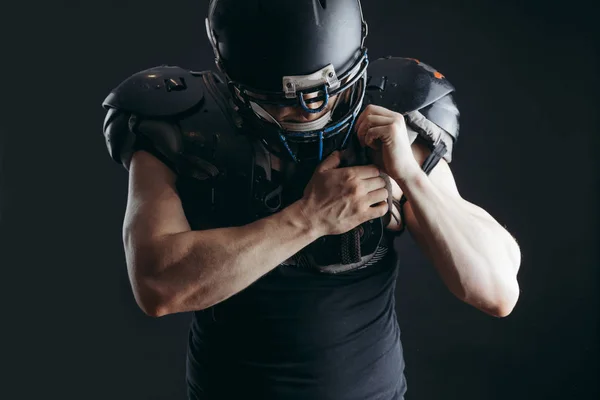 Jugador de fútbol americano con pelota con casco y escudos protectores —  Fotos de Stock