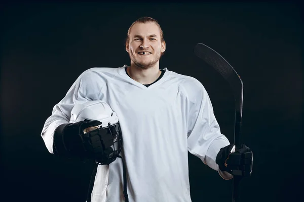 Guapo jugador de hockey. Sonriendo a la cámara aislada sobre fondo negro. —  Fotos de Stock