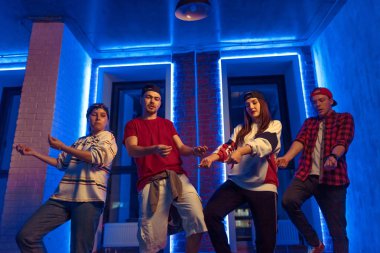 Genç şık sokakta dans uygulama grubu