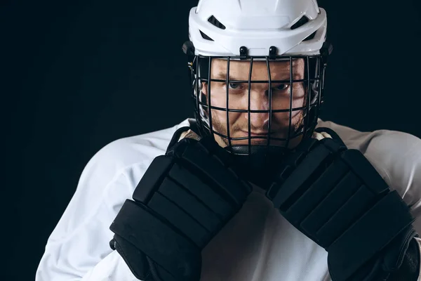 Retrato de jugador de hockey sobre hielo con palo de hockey y guantes protectores —  Fotos de Stock