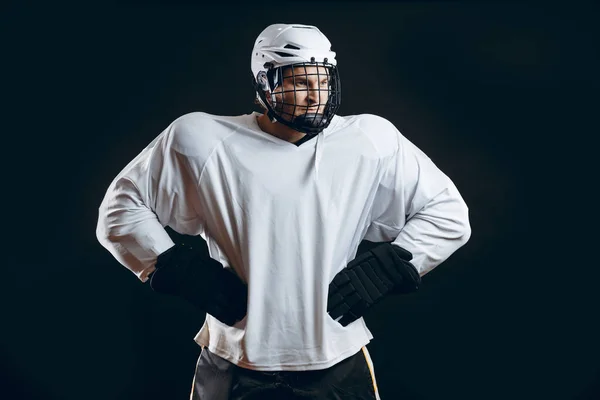 Retrato de jugador de hockey sobre hielo con palo de hockey —  Fotos de Stock