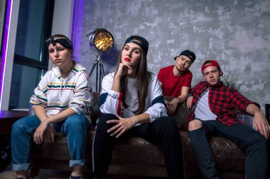 Odaya, rapçi bir grup toplandı