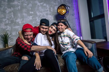 dört neşeli dansçılar konser öncesi kameraya poz