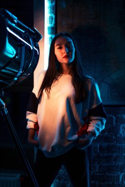 Genç sportif kız kameraya poz