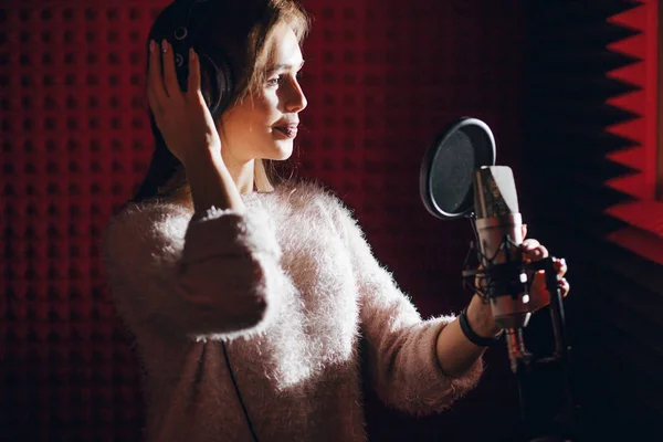 Menina está aprendendo a cantar no estúdio de música — Fotografia de Stock
