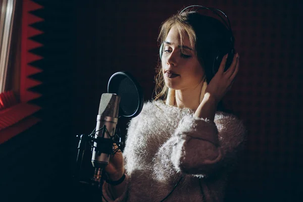 Jonge vrouw is goed in zingen — Stockfoto