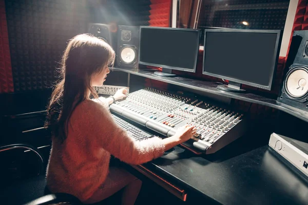 Cerca de la foto. foto de vista posterior. mujer trabajando en mezclador de sonido para grabación , —  Fotos de Stock