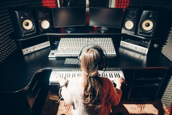 Jeune femme travaille dans le studio de musique — Photo