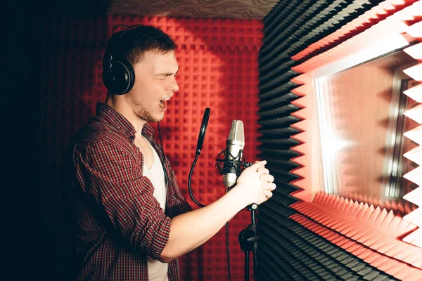 Goed uitziende zanger enjoing zijn lied — Stockfoto