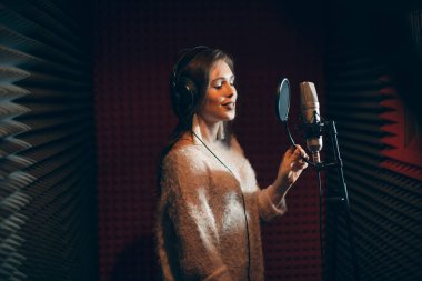 taleented genç kadın bir konser için hazırlanıyor