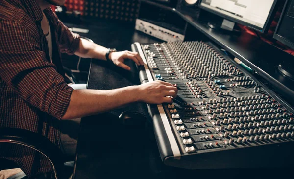 Cara está usando o console de mistura — Fotografia de Stock