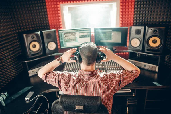 Ο άνθρωπος που απολαμβάνει τη μουσική ενώ ξεκουραζόταν μπροστά από τον υπολογιστή — Φωτογραφία Αρχείου