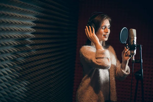 Geweldige zangeres met gesloten ogen genietend van de muziek en zang — Stockfoto