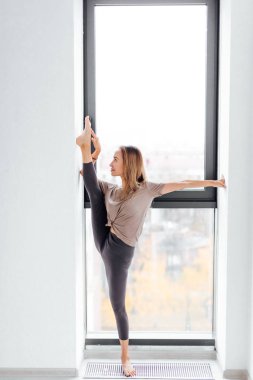 genç atlet işaret parmakları. tam uzunlukta fotoğraf