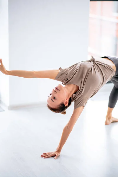 Молодая спортивная эмоциональная женщина, танцующая в студии, поза Дикого Существа — стоковое фото