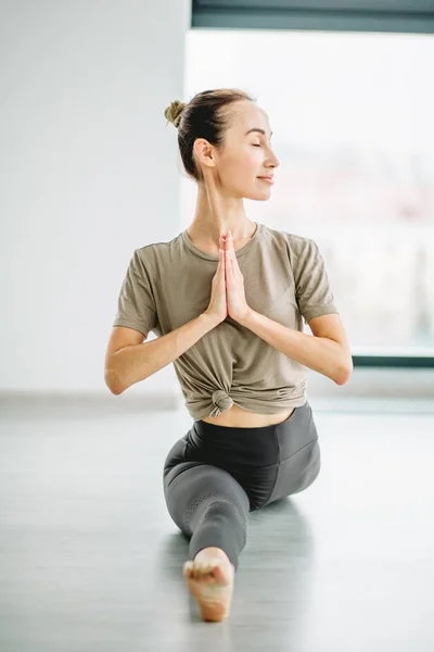 Joven agradable chica disfrutando de hacer ejercicio en el estudio — Foto de Stock