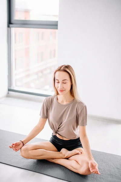 A jóga koncentrált érzelmi lány — Stock Fotó