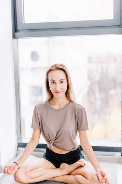 Postura meditativa sentada clásica. tiro de longitud completa — Foto de Stock