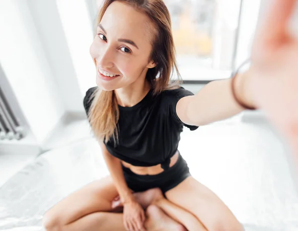Glada sportig tjej tar en bild av sig själv — Stockfoto