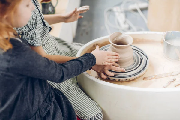 Прелестные дети делают вазу из глины — стоковое фото