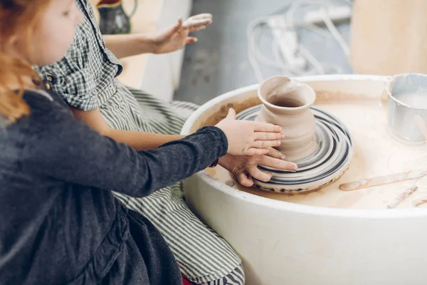 Entzückende Kinder basteln eine Vase aus Ton — Stockfoto