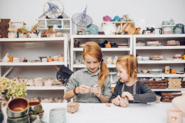 sevimli küçük anneler gününde bir hediye yapmak çocuklar