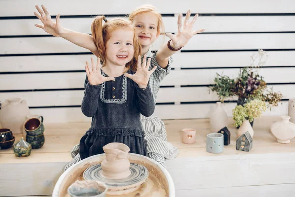 Niños alegres impresionantes que participan en la clase de mster —  Fotos de Stock