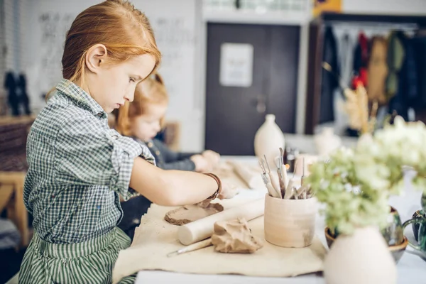 Chica talentosa seria creando un objeto de arcilla en el estudio de cerámica — Foto de Stock