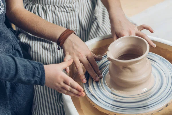 Kindertontopf vorhanden. Nahaufnahme abgeschnittene Aufnahme — Stockfoto