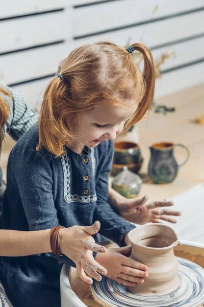 Apprendre aux petits enfants à faire de l'artisanat. gros plan vue de côté photo — Photo