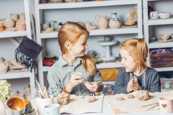 Cheerfful gyerekek nevetett egymást — Stock Fotó