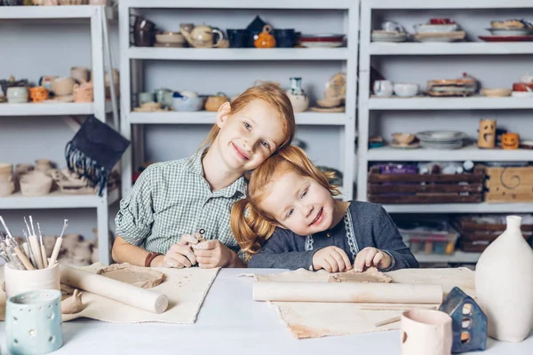 Sonrientes niños de pelo rojo disfrutando de su tiempo en el estudio de arte —  Fotos de Stock