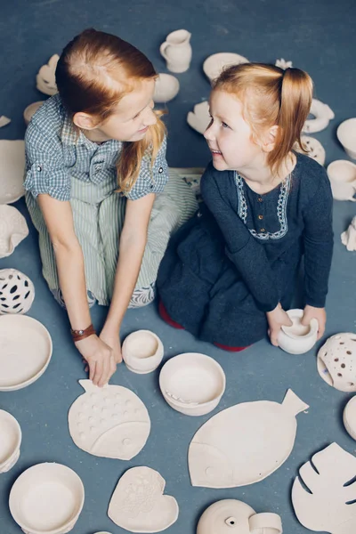 Směje se zázvor děti těší sedí na podlaze s řemesla — Stock fotografie
