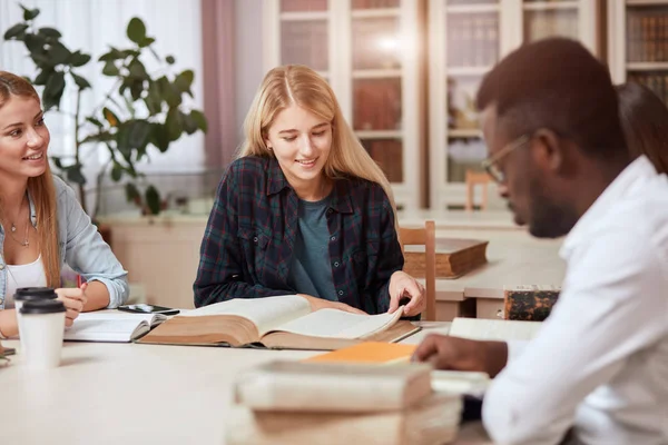 Classmate Classroom Sharing Concepto de Amigo Internacional — Foto de Stock