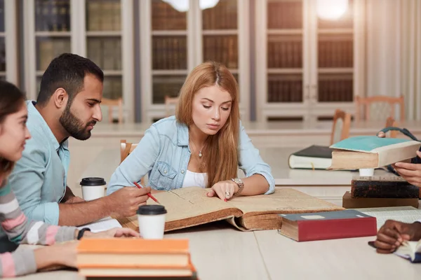 Classmate Classroom Sharing Concepto de Amigo Internacional — Foto de Stock