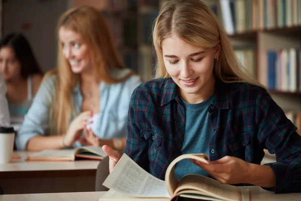 Blond glad vacker kvinna kvinnliga studerande deltar universitet klasser inomhus. — Stockfoto